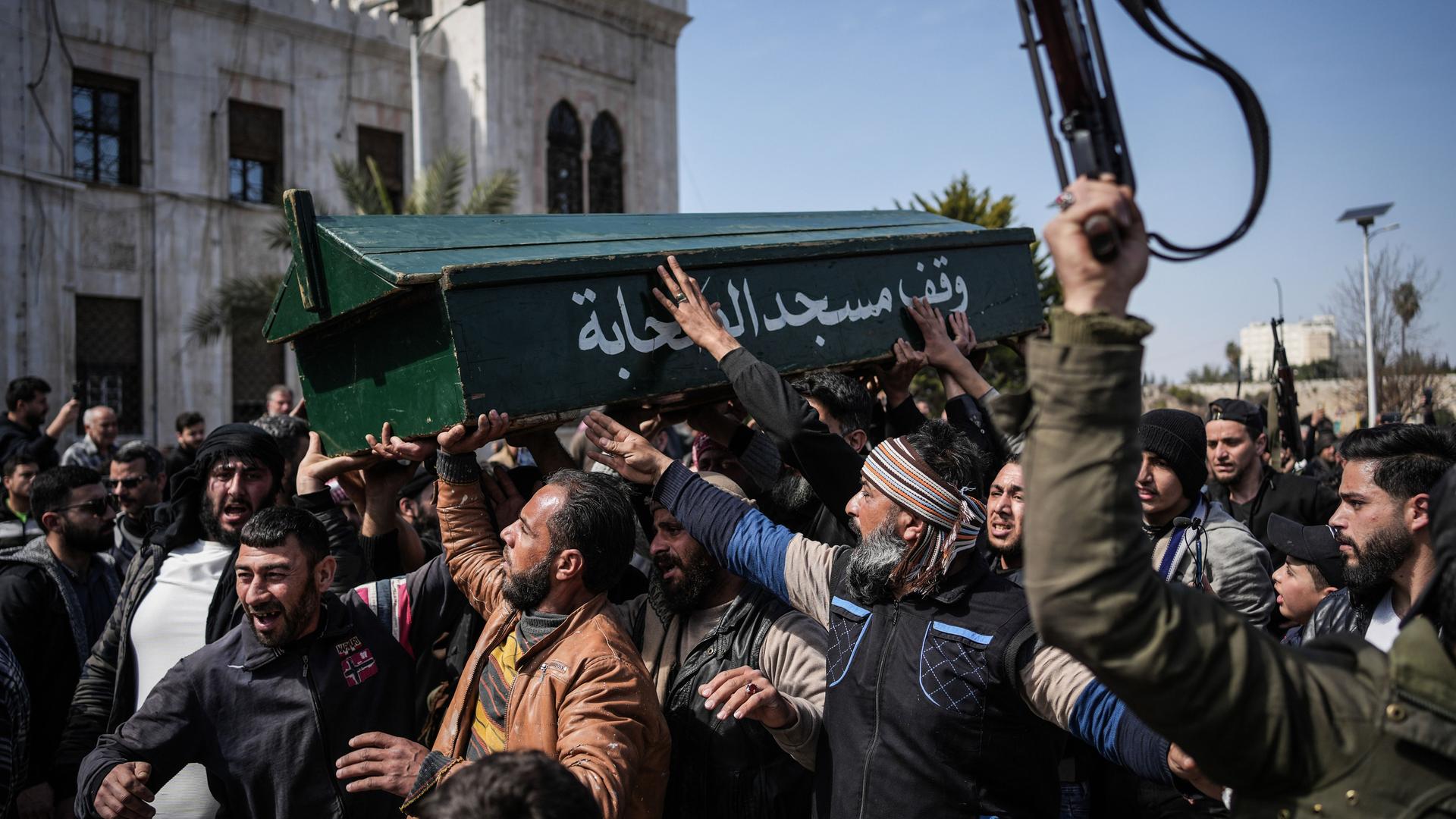 Syrische Kämpfer und Zivilisten tragen den Sarg eines Mitglieds der syrischen Sicherheitskräfte während seiner Beerdigung in der Provinz Hama. 