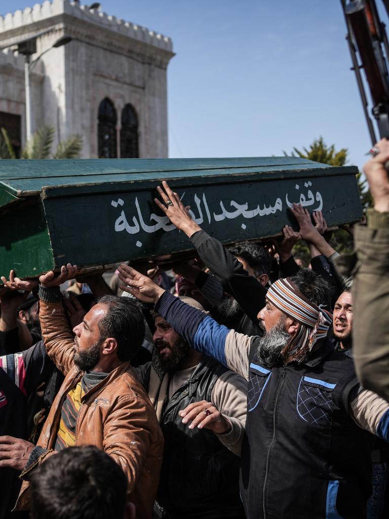 Syrische Kämpfer und Zivilisten tragen den Sarg eines Mitglieds der syrischen Sicherheitskräfte während seiner Beerdigung in der Provinz Hama. 