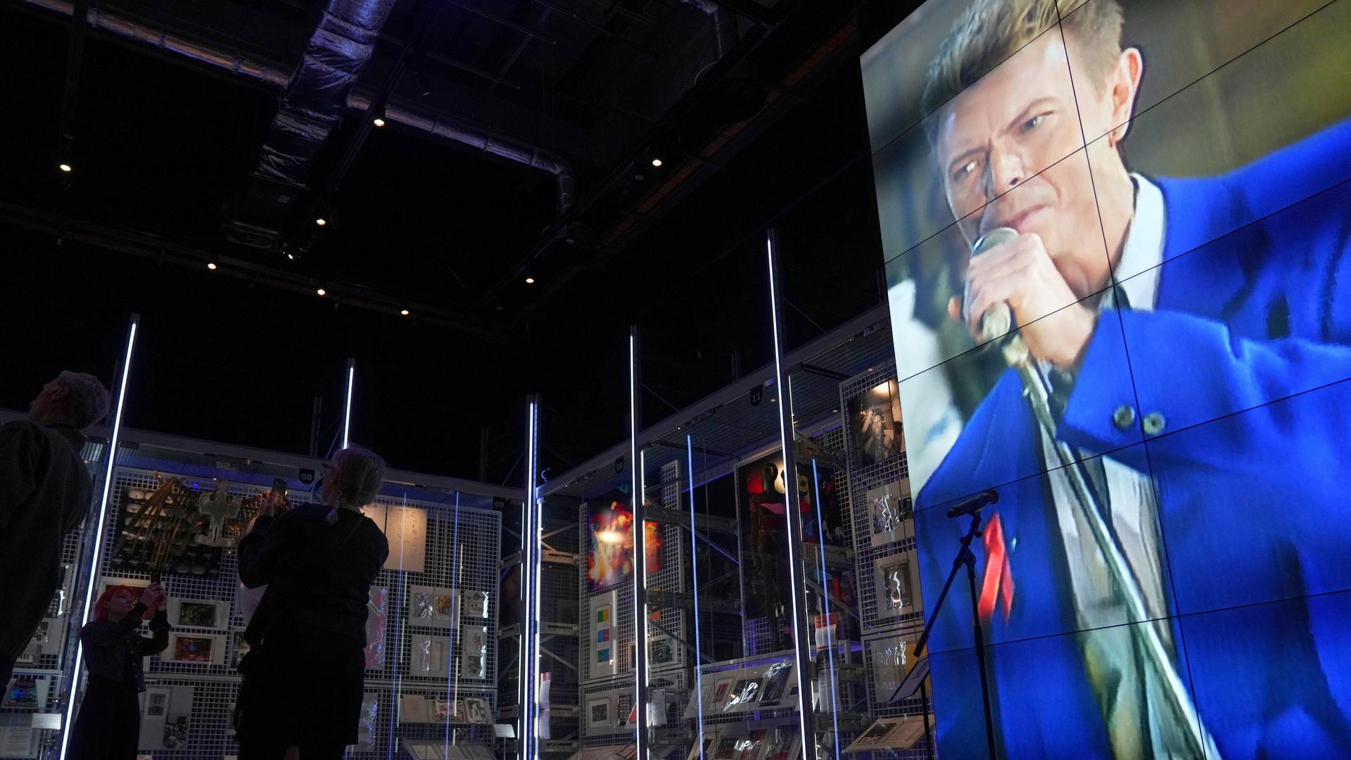 Ein Blick auf das David Bowie Centre in London mit einem Videoausschnitt mit dem Sänger rechts. Ein Blick auf das David Bowie Centre in London mit einem Videoausschnitt mit dem Sänger rechts.