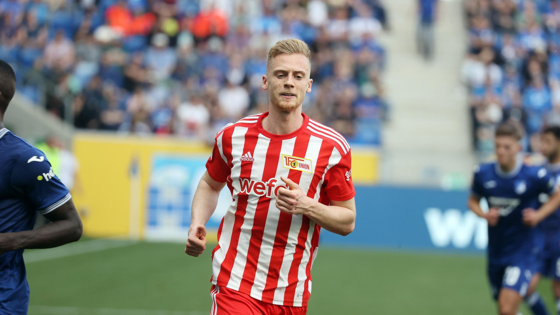 Timo Baumgartl im rot-weißen Mannschaftstrikot von Union Berlin läuft über das Spielfeld. Timo Baumgartl im rot-weißen Mannschaftstrikot von Union Berlin läuft über das Spielfeld.