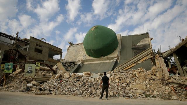Ein Mann betrachtet die Kuppel einer zerstörten Moschee in dem südlibanesischen Dorf Aita al-Schaab.