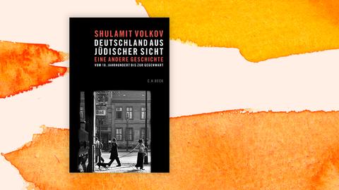 Cover des Buchs "Deutschland aus jüdischer Sicht" von Shulamit Volkov vor orangefarbenem Aquarellhintergrund: Das Cover zeigt unten ein Schwarzweißfoto einer historischen Straßenszene. Darüber stehen vor schwarzem Hintergrund in roten und weißen Großbuchstaben der Name der Autorin und der Buchtitel.
