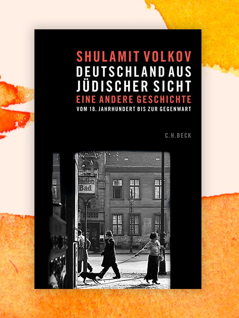 Cover des Buchs "Deutschland aus jüdischer Sicht" von Shulamit Volkov vor orangefarbenem Aquarellhintergrund: Das Cover zeigt unten ein Schwarzweißfoto einer historischen Straßenszene. Darüber stehen vor schwarzem Hintergrund in roten und weißen Großbuchstaben der Name der Autorin und der Buchtitel.