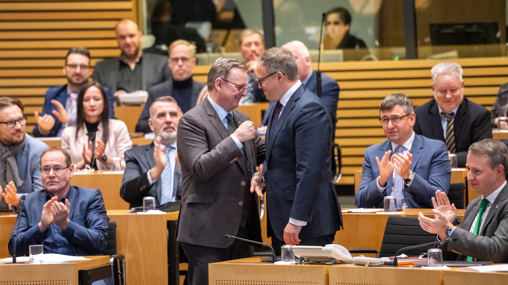 Bodo Ramelow (Die Linke) gratuliert Mario Voigt (CDU, rechts, nach der Wahl zum neuen Ministerpräsidenten von Thüringen.