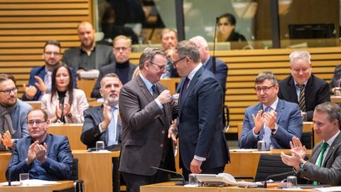 Bodo Ramelow (Die Linke) gratuliert Mario Voigt (CDU), rechts, nach der Wahl zum neuen Ministerpräsidenten von Thüringen.