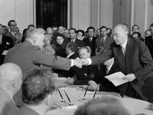 Der sowjetische Ministerpräsident Nikolai Bulganin (li) und der deutsche Bundeskanzler und Bundesaußenminister Konrad Adenauer (re) reichen sich nach erfolgreicher Vertragsunterzeichnung am 13.09.1955 in Moskau die Hand. 
