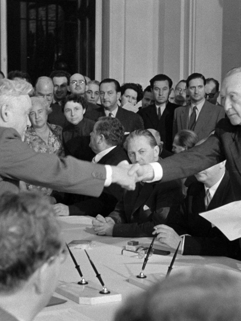 Der sowjetische Ministerpräsident Nikolai Bulganin (li) und der deutsche Bundeskanzler und Bundesaußenminister Konrad Adenauer (re) reichen sich nach erfolgreicher Vertragsunterzeichnung am 13.09.1955 in Moskau die Hand. 