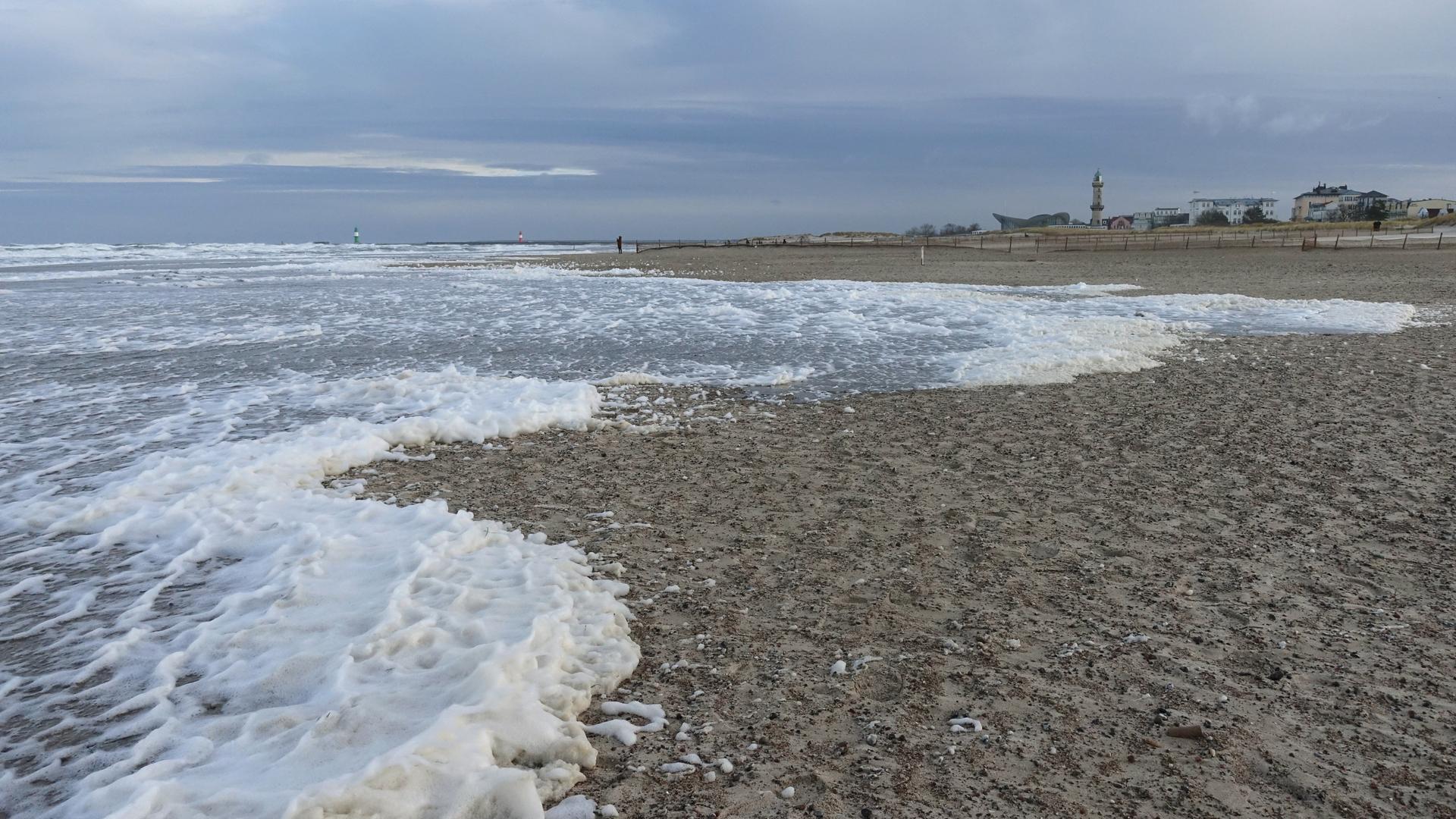 Algenschaum am Strand der stürmischen Ostsee in Mecklenburg-Vorpommern. 