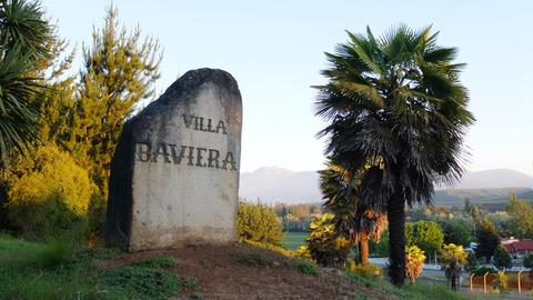 Der Eingang von der Colonia Dignidad Siedlung "Villa Baviera", 2022