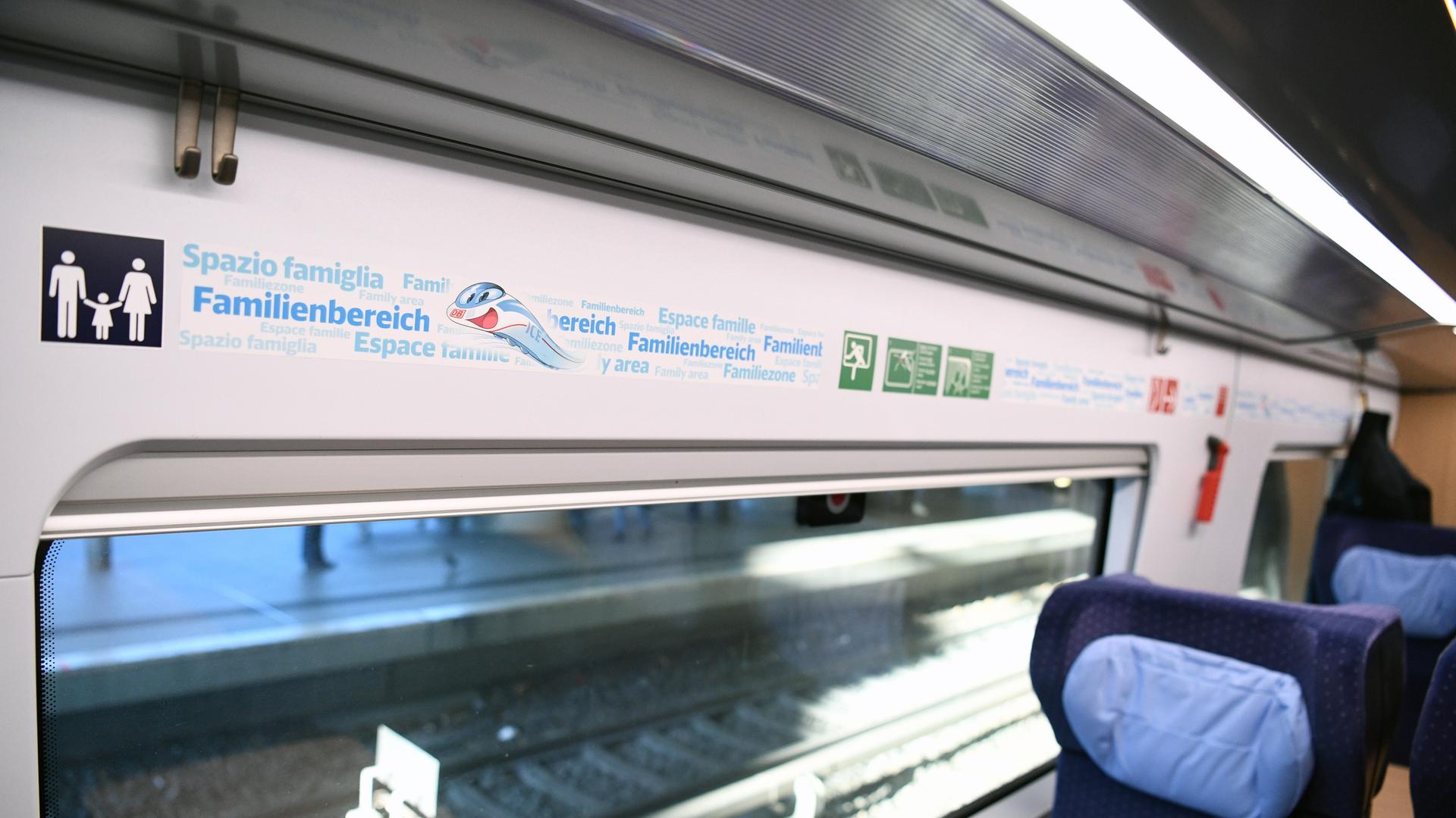 Abgebildet ist ein Familienbereich in einem Wagen der 2. Klasse der Deutschen Bahn. Abgebildet ist ein Familienbereich in einem Wagen der 2. Klasse der Deutschen Bahn.