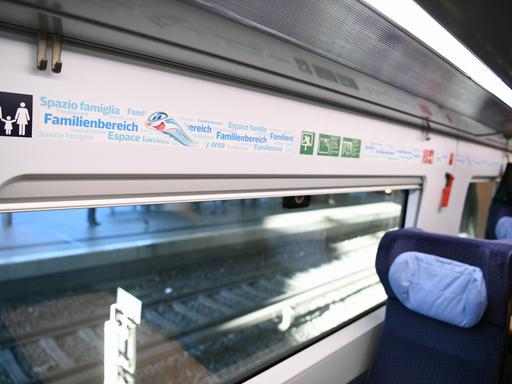 Abgebildet ist ein Familienbereich in einem Wagen der 2. Klasse der Deutschen Bahn.