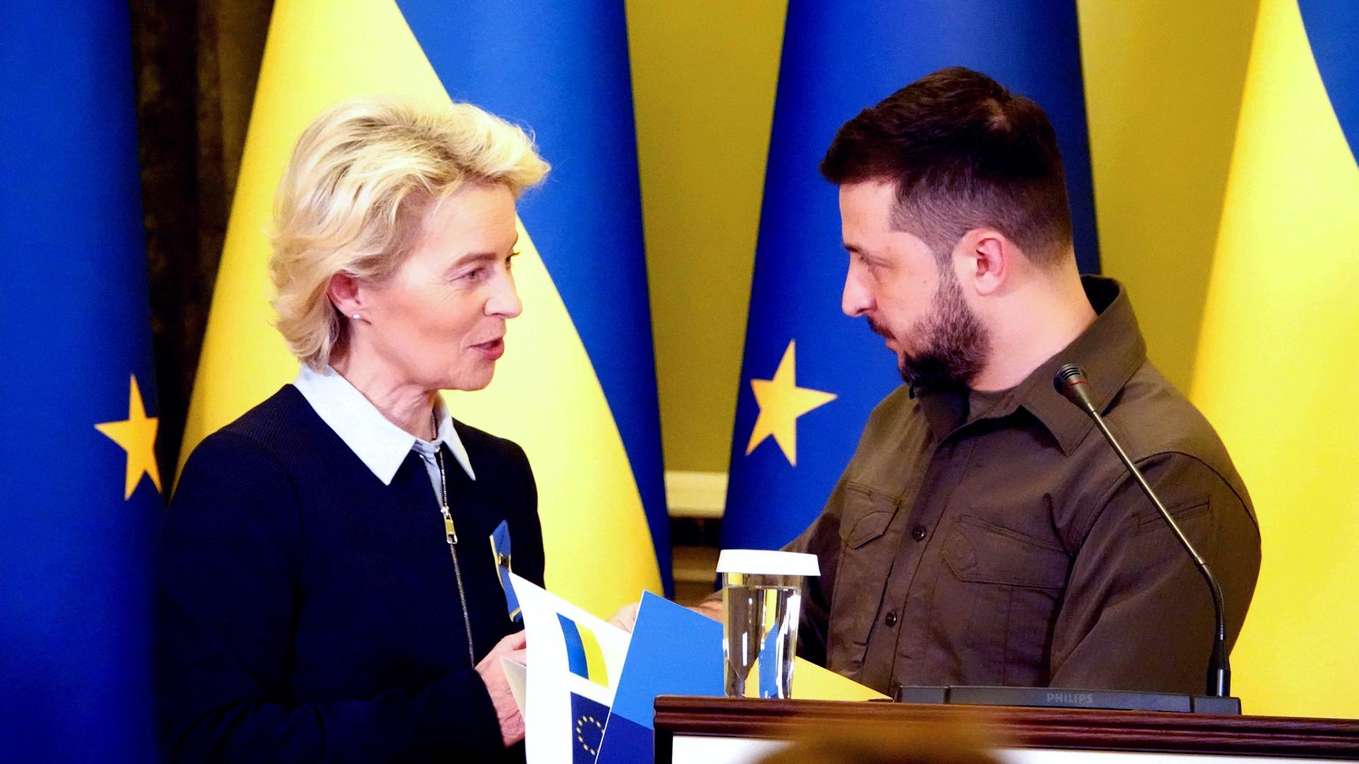 EU-Kommissionspräsidentin Ursula von der Leyen ist in die Ukraine gefahren. Auf dem Bild spricht sie mit dem Präsidenten der Ukraine. Er heißt Wolodymyr Selenskyj.