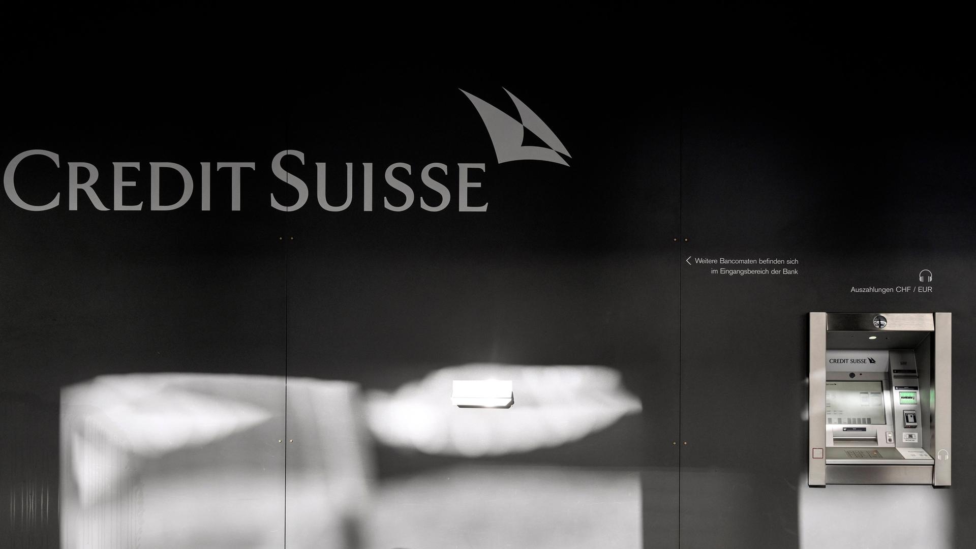 Schriftzug und Geldautomat der Credit Suisse, Schweiz