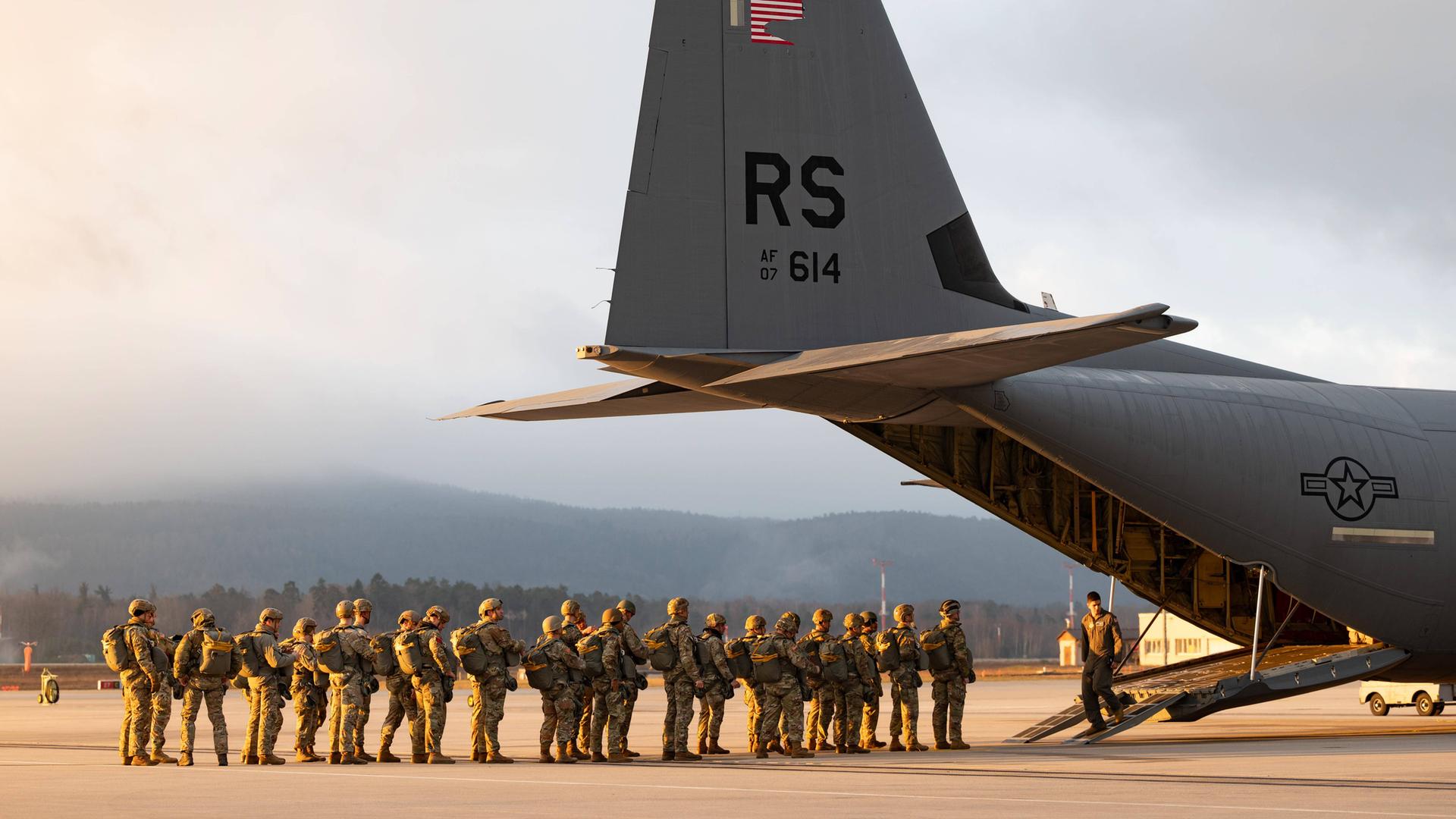 US-Soldaten in Ramstein steigen in ein Flugzeug.