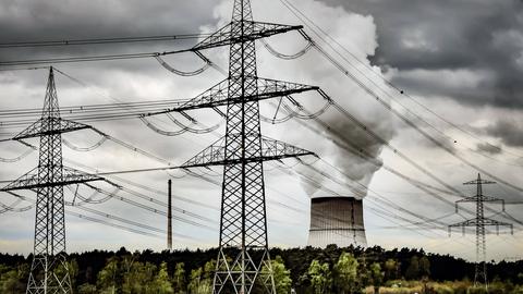Oberleitungen und Kernkraftwerk Lingen im Emsland