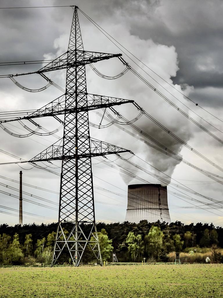 Oberleitungen und Kernkraftwerk Lingen im Emsland