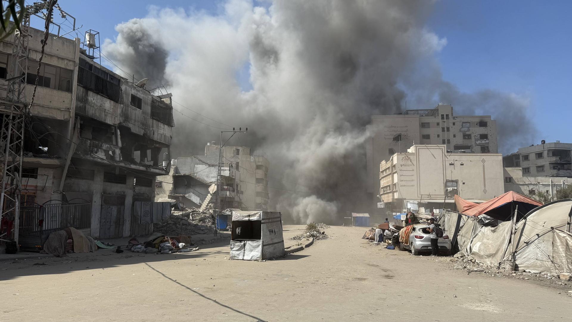 Rauch steigt über einem Gebäude in Gaza-Stadt auf.