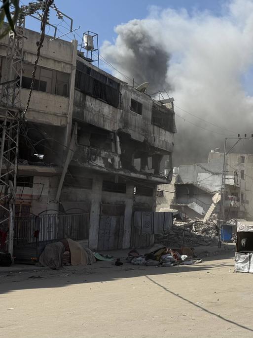 Rauch steigt über einem Gebäude in Gaza-Stadt auf