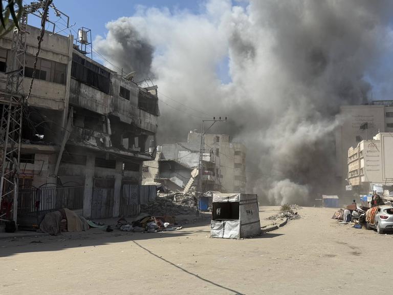 Rauch steigt über einem Gebäude in Gaza-Stadt auf