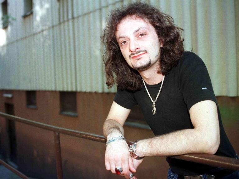 Porträt des Schriftstellers Feridun Zaimoglu, Autor von "Kanak Sprak - 24 Mißtöne vom Rande der Gesellschaft", im Jahr 1998