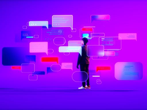 Digital erzeugtes Bild eines jungen Mannes, der einen Anzug trägt, auf einer violetten Rampe steht und auf mehrere Chat-Symbole blickt. Kommunikationskonzept für einen Chatbot mit künstlicher Intelligenz.
