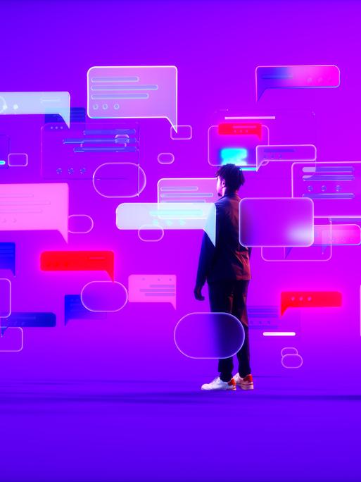 Digital erzeugtes Bild eines jungen Mannes, der einen Anzug trägt, auf einer violetten Rampe steht und auf mehrere Chat-Symbole blickt. Kommunikationskonzept für einen Chatbot mit künstlicher Intelligenz.