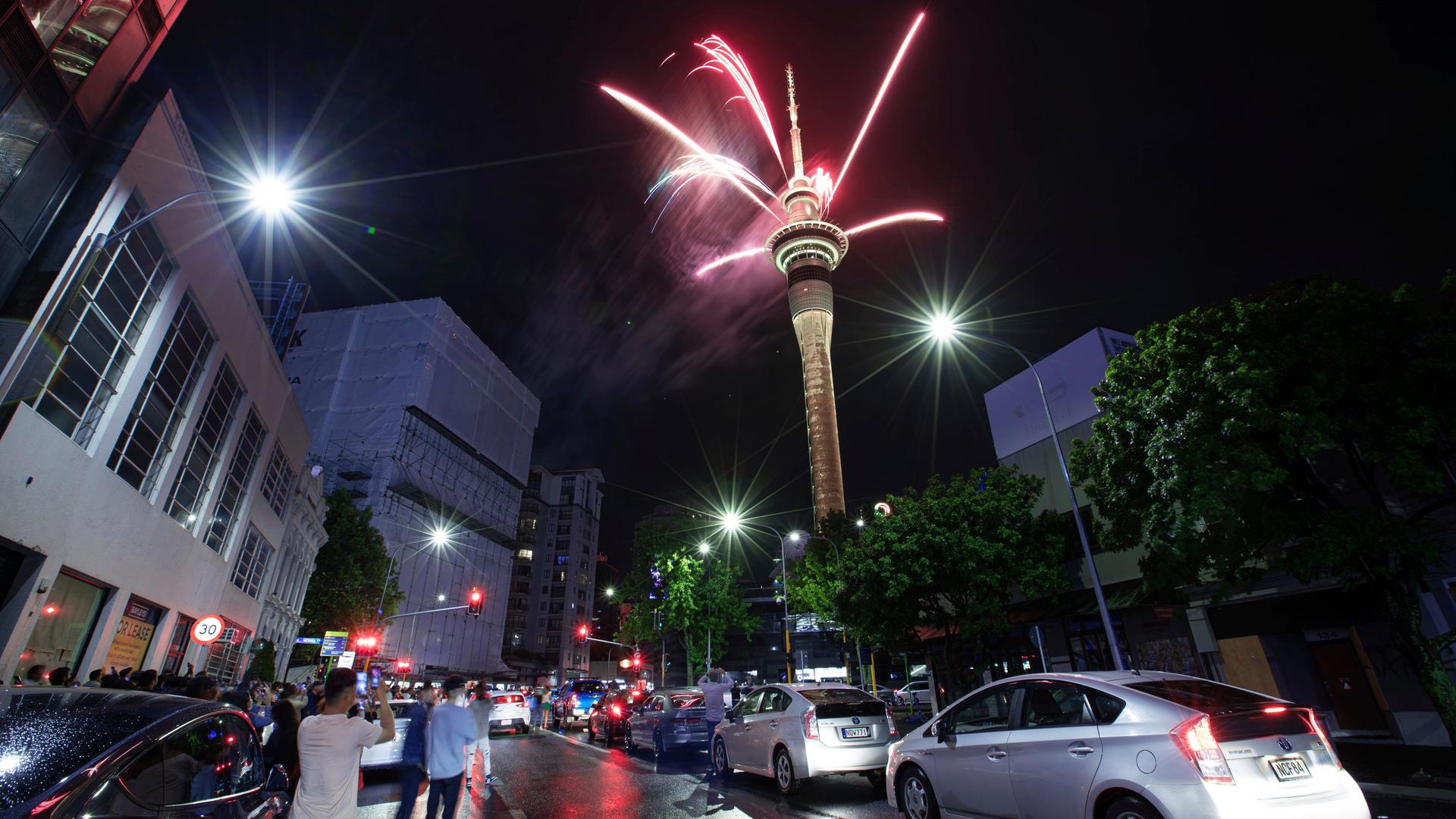 Feuerwerk am Sky Tower in Auckland