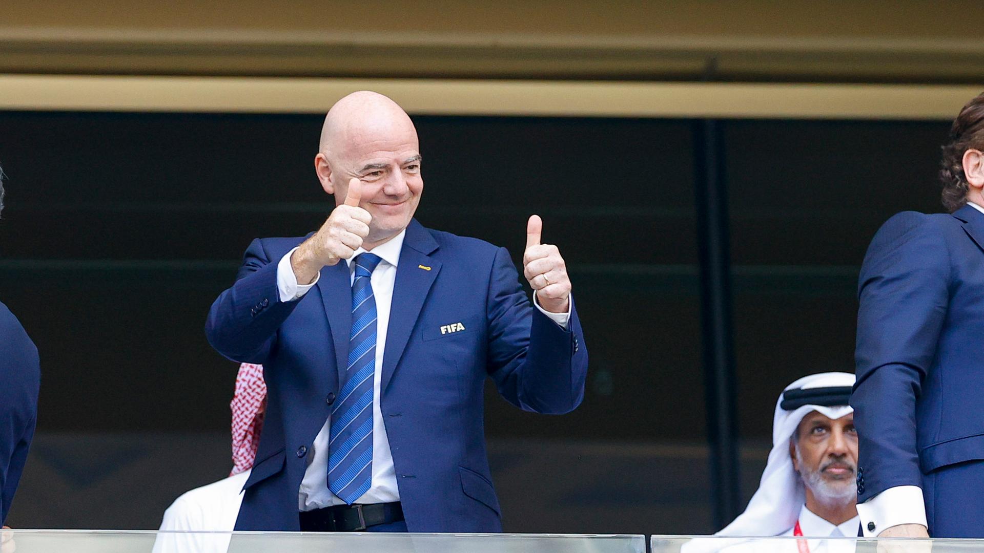 FIFA-Präsident Gianni Infantino (l.) gestikuliert vor dem Spiel zwischen Argentinien und Saudi-Arabien bei der Fußball-Weltmeisterschaft 2022 in Katar.