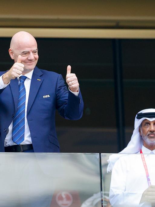 FIFA-Präsident Gianni Infantino (l.) gestikuliert vor dem Spiel zwischen Argentinien und Saudi-Arabien bei der Fußball-Weltmeisterschaft 2022 in Katar.