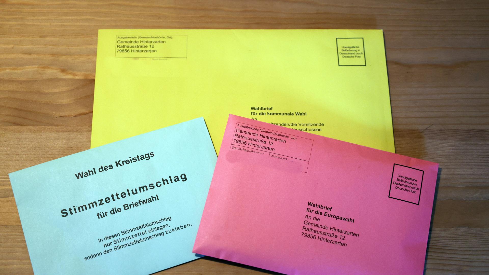 Wahlumschläge für die Briefwahl zur Europawahl und Kommunalwahlen in Deutschland 2024