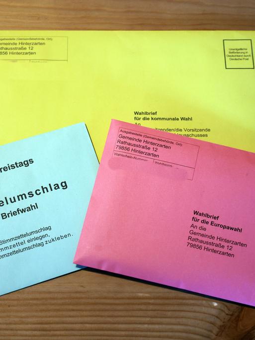 Wahlumschläge für die Briefwahl zur Europawahl und Kommunalwahlen in Deutschland 2024