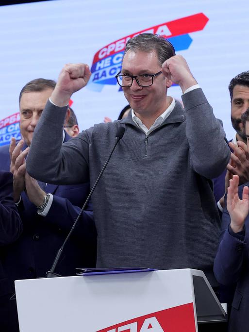 Aleksandar Vučić jubelt auf einem Podium nach seinem Wahlsieg 2023