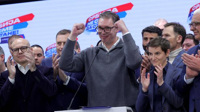 Aleksandar Vučić jubelt auf einem Podium nach seinem Wahlsieg 2023