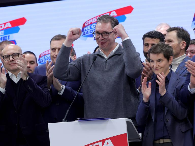 Aleksandar Vučić jubelt auf einem Podium nach seinem Wahlsieg 2023