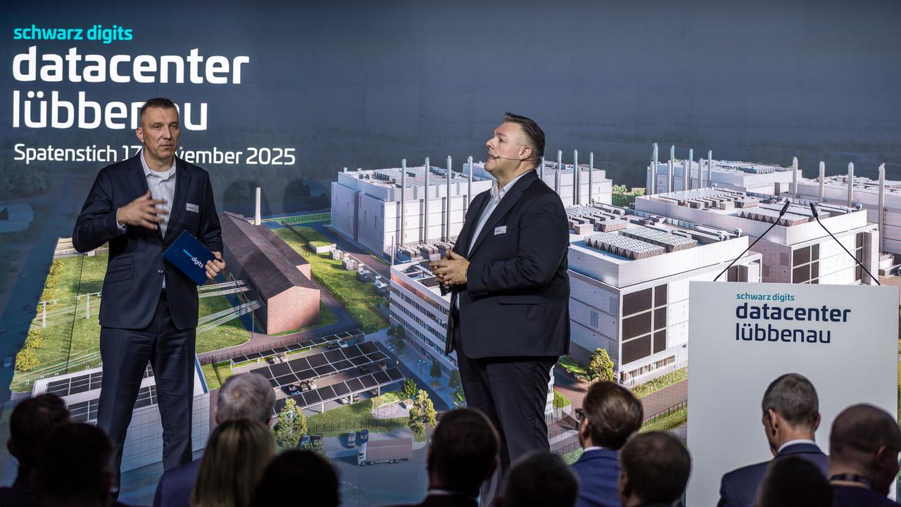 Christian Müller (l) und Rolf Schumann, CO-CEOs von Schwarz Digits, stehen bei der Festveranstaltung zum Spatenstich für das neue Schwarz Digits Rechenzentrum auf der Bühne. 
