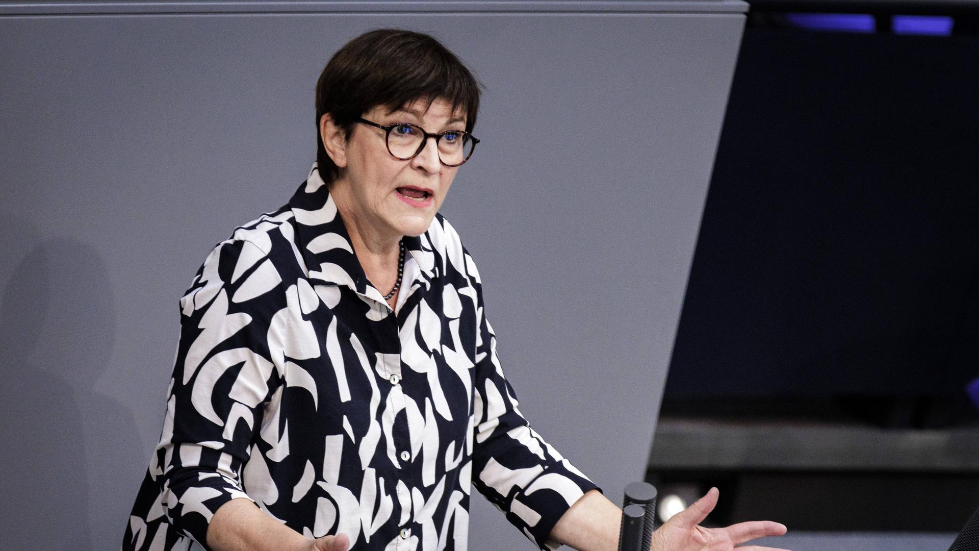 Saskia Esken, SPD, MdB, hält eine Rede zum Tagesordnungspunkt 7 Änderung des Bundesausbildungsfoerderungsgesetzes im Rahmen der 175. Sitzung des Deutschen Bundestages Plenum in Berlin, 13.06.2024. 