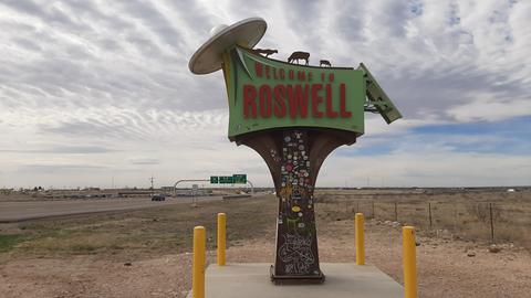 Blick auf das Eingangsschild von Roswell in New Mexico.