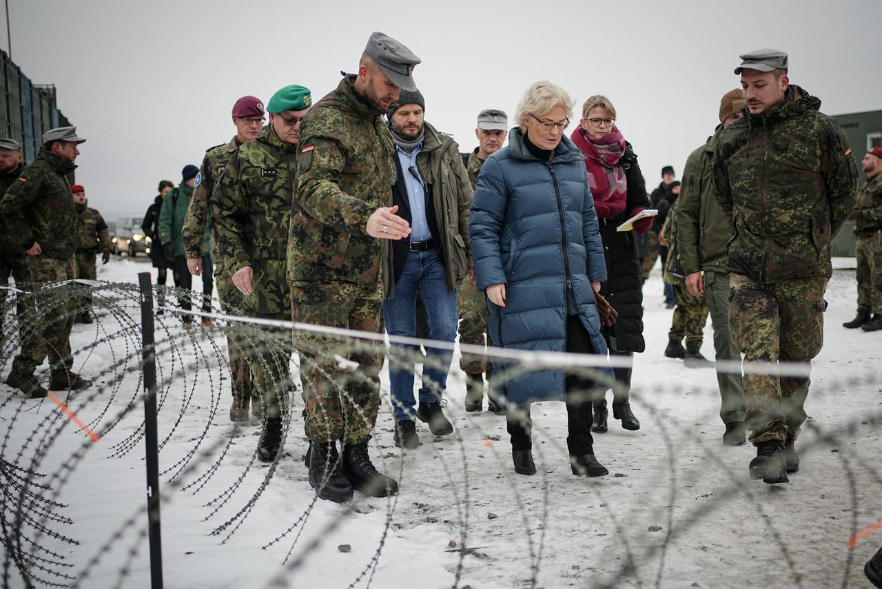 Christine Lambrecht (SPD), Bundesministerin der Verteidigung, besucht die in der Slowakei stationierten deutschen Bundeswehrsoldaten in Lest (Gebirgsjäger). 