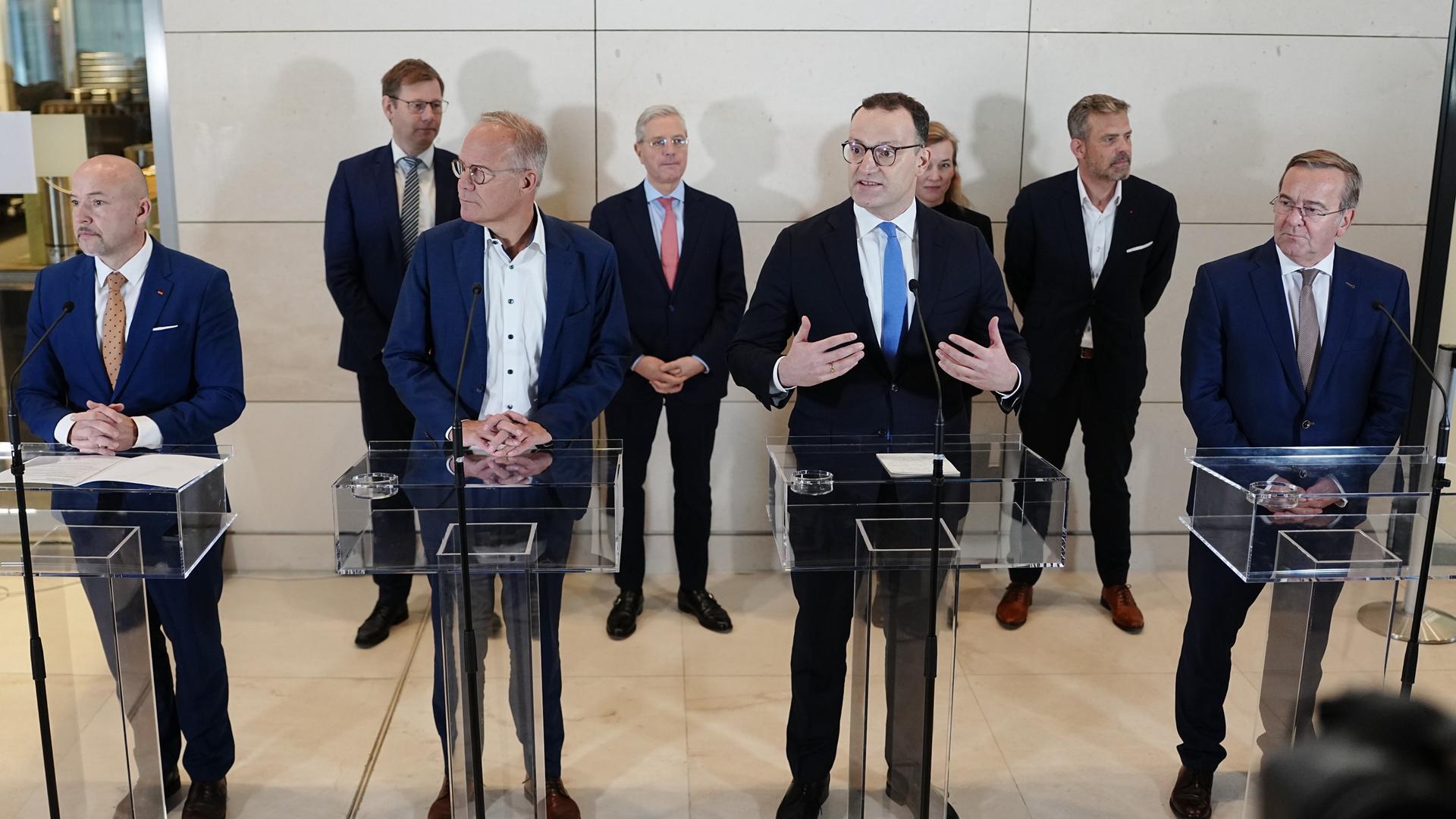 Alexander Hoffmann (vorne l-r), CSU-Landesgruppenchef, Matthias Miersch, SPD-Fraktionsvorsitzender, Jens Spahn, Vorsitzender der Unions-Fraktion, und Bundesverteidigungsminister Boris Pistorius (SPD) sprechen zur Wehrdienst-Reform. 