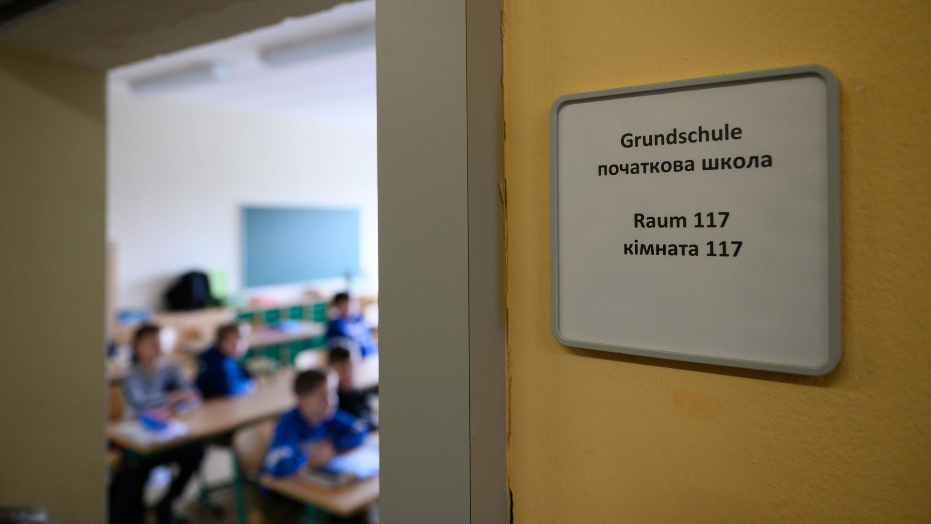 Das Foto zeigt Grundschüler aus der Ukraine in einem Klassenzimmer.