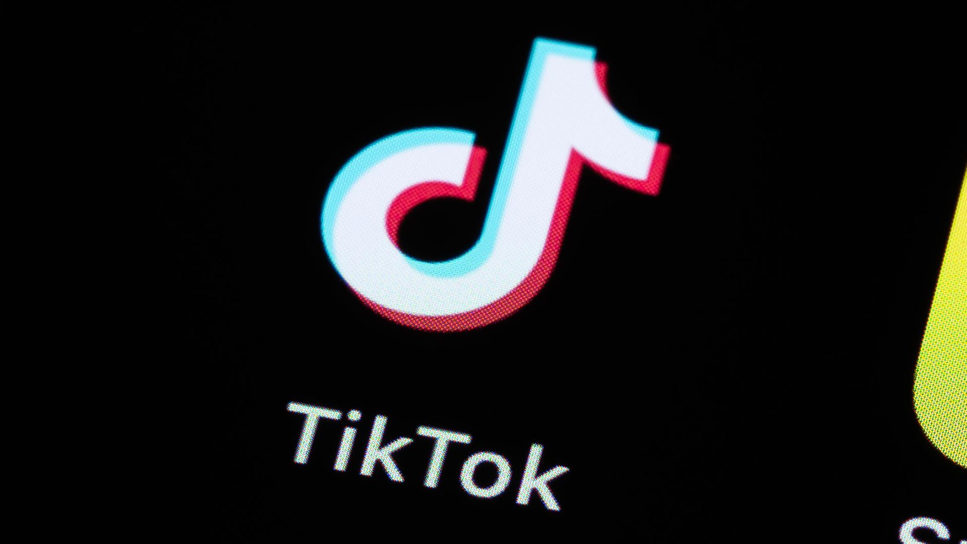 Die App des Videoportals TikTok ist auf dem Display eines Smartphones zu sehen.