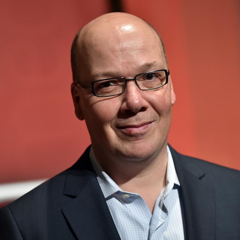 Ein Mann in Anzug schaut freundlich in die Kamera: der Journalist Markus Grill