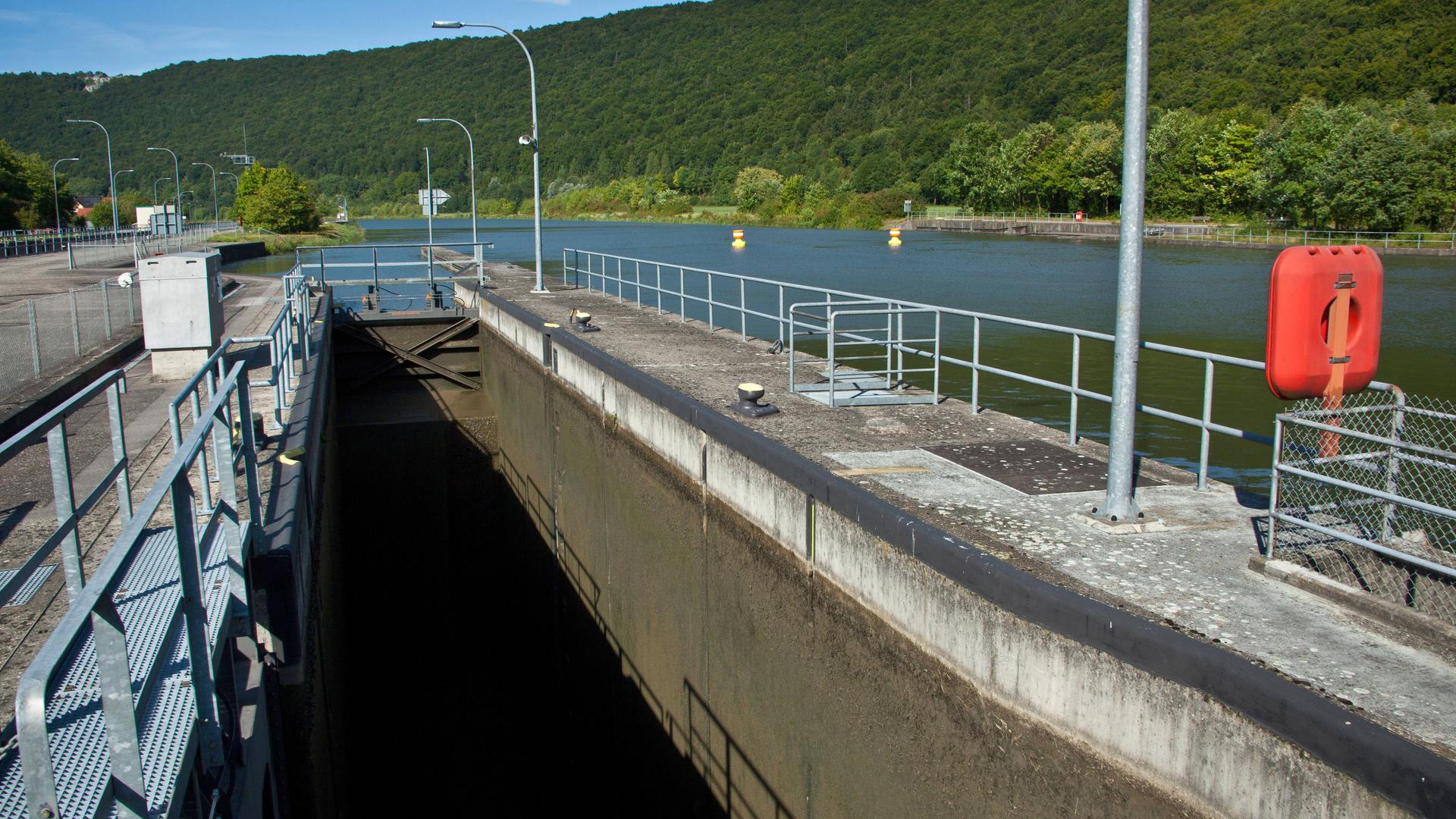 Eine Schleuse des Rhein-Main-Donaukanals bei Riedenburg im Altmühltal, Deutschland.