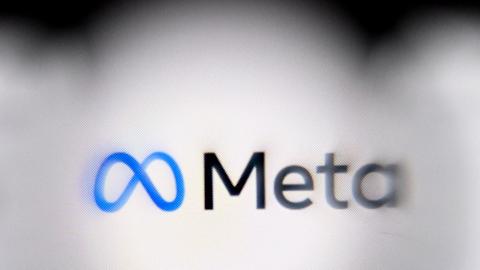 Das Logo des Medienriesen Meta auf einem Smartphone