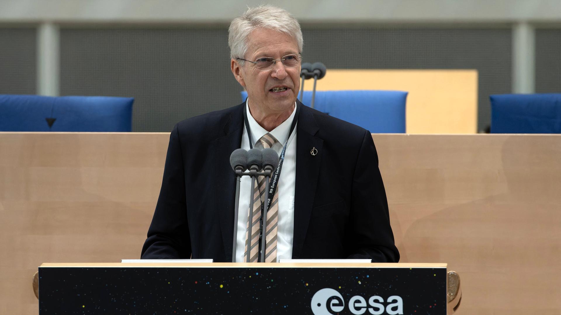 Thomas Reiter, ESA-Astronaut, spricht an einem Rednerpult. 
