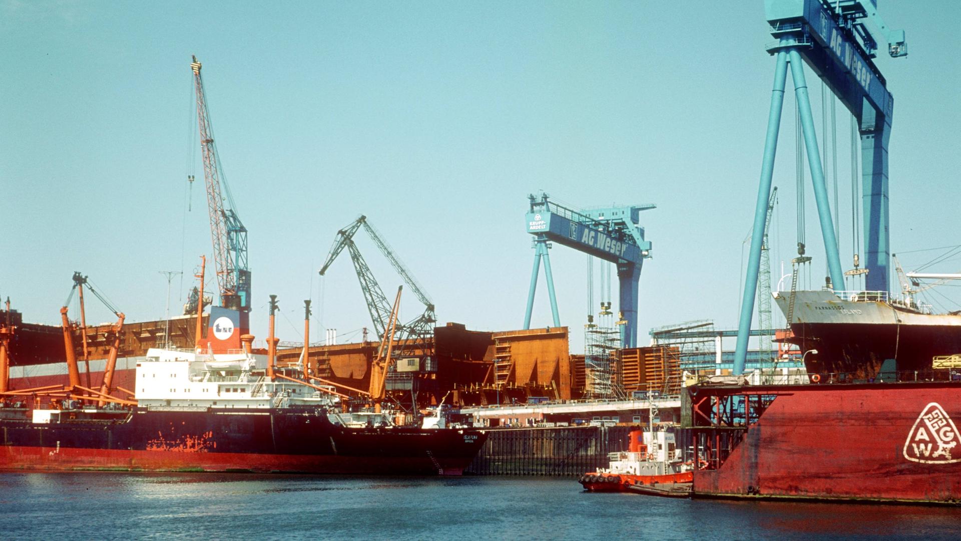 Blick auf die Docks der AG Weser im Bremer Hafen im Jahr 1982
