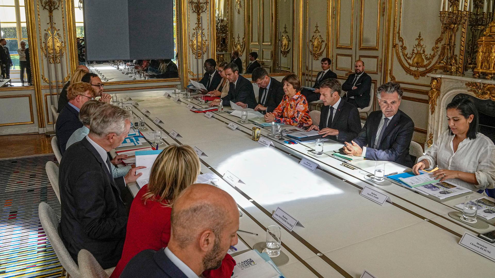 Frankreich, Paris: Emmanuel Macron (3.v.r), Präsident von Frankreich, spricht bei der Eröffnung eines speziellen Klimatreffens im Elysee-Palast.