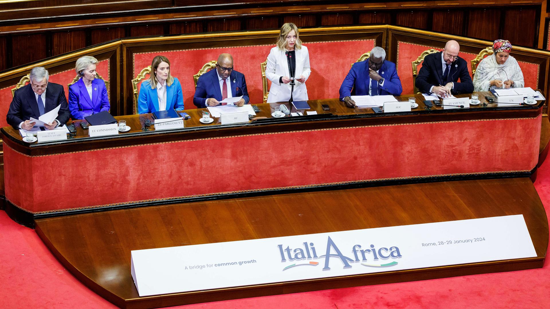 Rom: Giorgia Meloni (3.v.r), Ministerpräsidentin von Italien, hält eine Rede im Rahmen des Italien-Afrika-Gipfels. Neben ihr sitzen Ursula von der Leyen (2.v.l), EU-Kommissionspräsidentin, sowie Charles Michel (2.v.r), Präsident des Europäischen Rates. Rom: Giorgia Meloni (3.v.r), Ministerpräsidentin von Italien, hält eine Rede im Rahmen des Italien-Afrika-Gipfels. Neben ihr sitzen Ursula von der Leyen (2.v.l), EU-Kommissionspräsidentin, sowie Charles Michel (2.v.r), Präsident des Europäischen Rates.