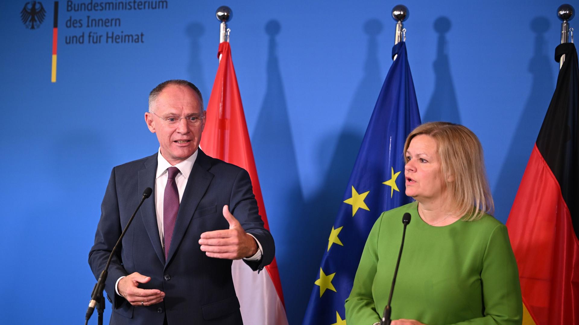 Nancy Faeser, Bundesministerin des Innern und Heimat, und ihr österreichischer Amtskollege Gerhard Karner, geben eine gemeinsame Pressekonferenz.