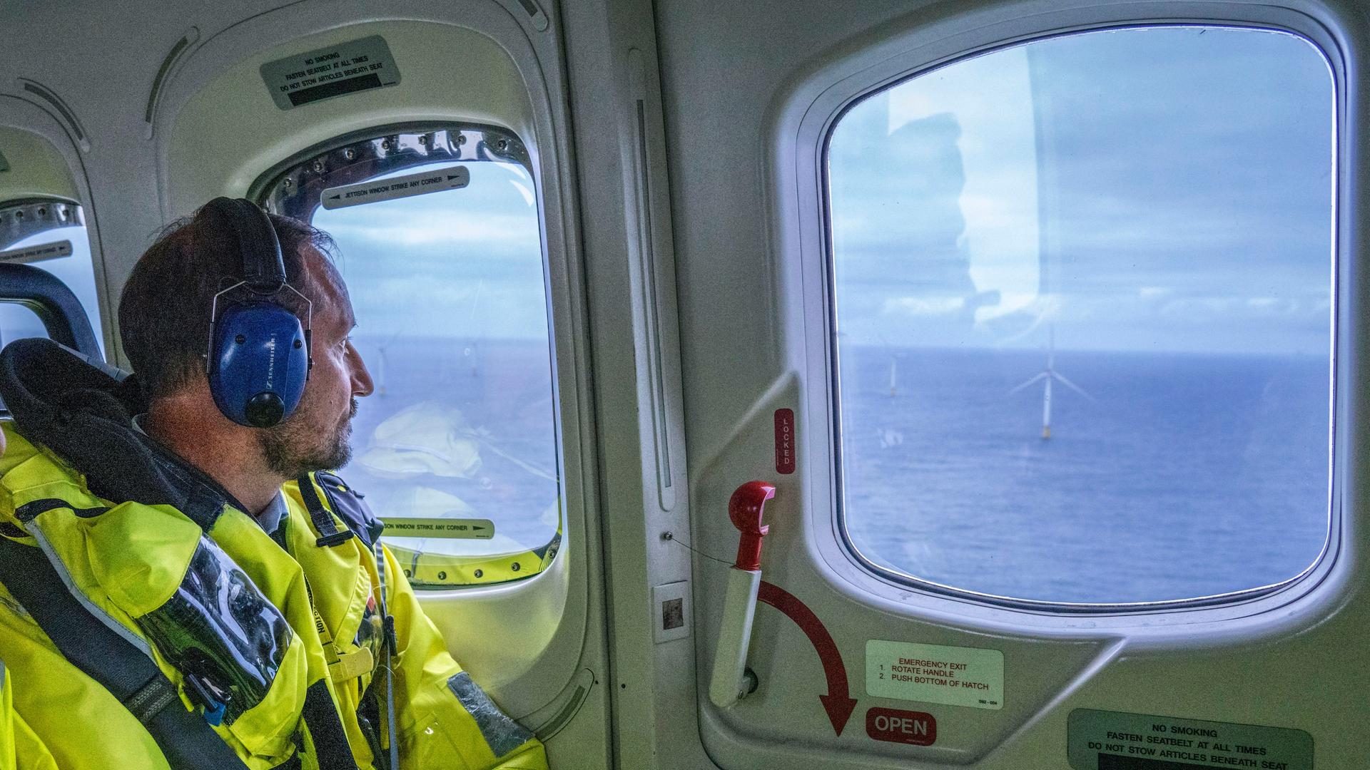 Norwegen, Bergen: Kronprinz Haakon von Norwegen betrachtet den schwimmenden Offshore-Windpark Hywind Tampen vor seiner offiziellen Eröffnung von einem Hubschrauber aus.